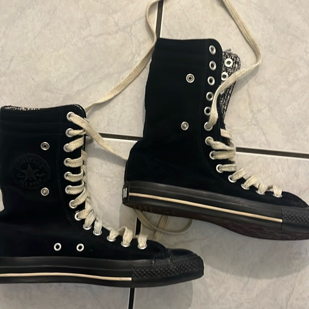 Converse suede lace up women’s size 7.5 men 5.5